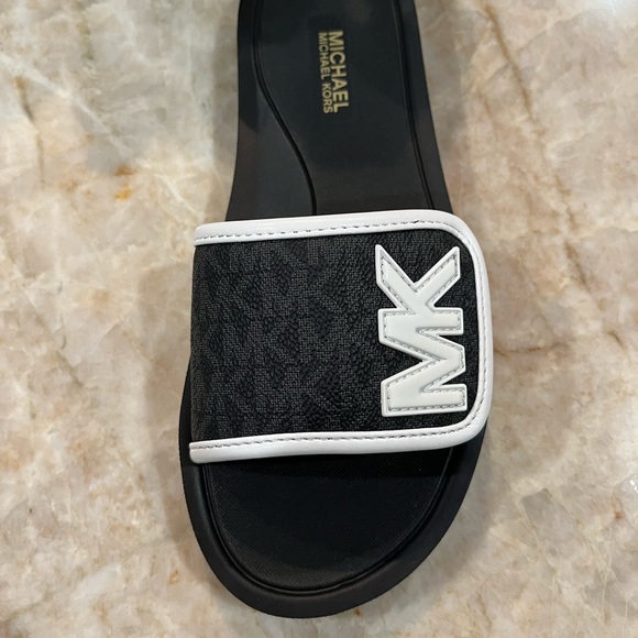 Michael Michael Kors Slide Sandal. New without box - Picture 4 of 6